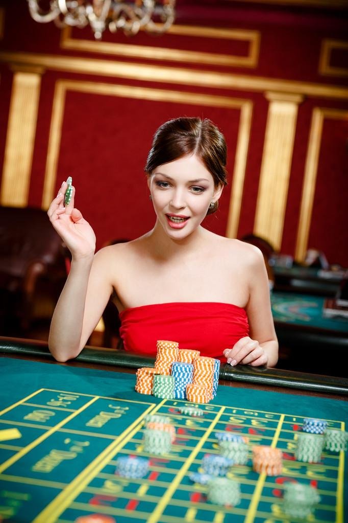 Live kasino UG991 – meja baccarat, roulette, dan blackjack dengan dealer cantik profesional secara langsung